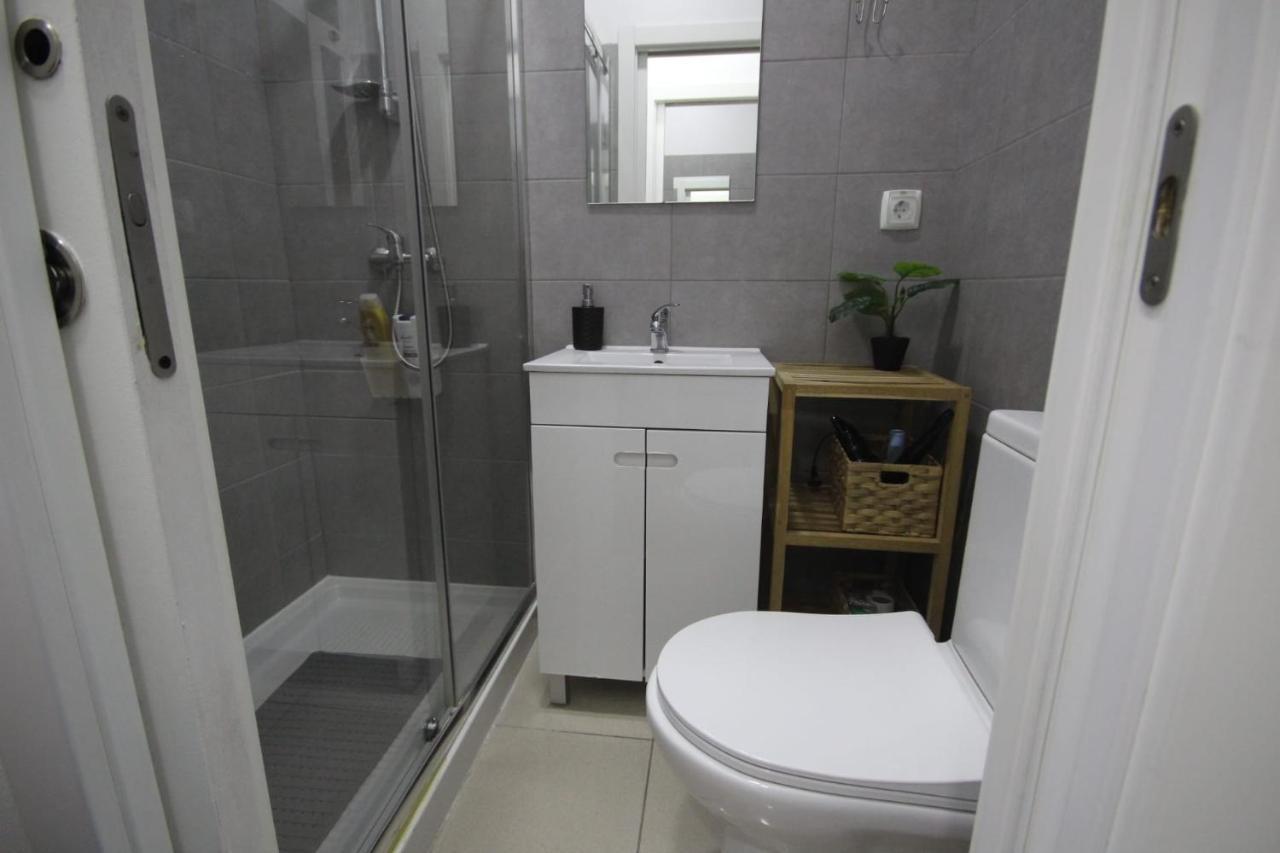 Gasthuis Antique M1 R1 - Amazing Double With Shared Bathroom In Marques Pombal