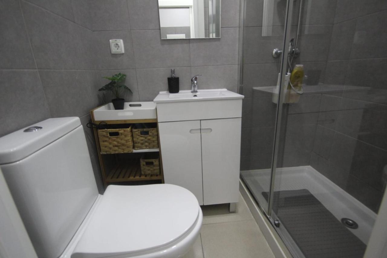 Antique M1 R1 - Amazing Double With Shared Bathroom In Marques Pombal * Lissabon